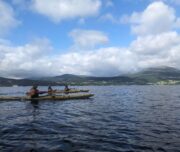 Kajak Fahrer mit Angelrute