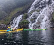 Kajak Fahrer vor einem Wasserfall