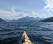 Sicht auf die Berge vom Kajak