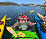 Sonnen im Kajak im Fjord