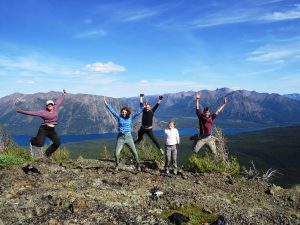 Kinder und Jugendliche in Wildnis Kanadas