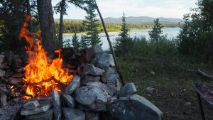 Lagerfeuer in der Wildnis Kanadas