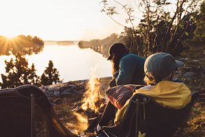 Kajakfahrer ums Lagerfeuer