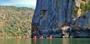 Gruppe von Kajakfahrern in der Douro Schlucht