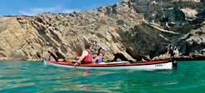 Paddler vor Felsen im Naturpark Arrabida