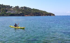 Kajakfahrer in einer Bucht