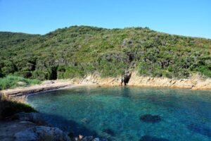 Bucht mit Kajaks am Strand