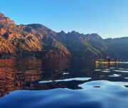 Kajakfahrer entlang Küste