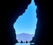 Kajakfahrer in Höhle