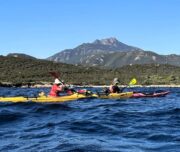 Kajak fahrer mit Berg Hintergrund