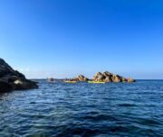 Kajakfahrer vor Felsen