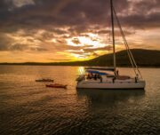Katamaran bei Sonnenuntergang