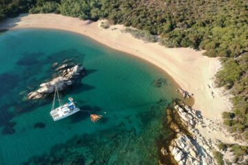 Katamaran in Bucht Korsika