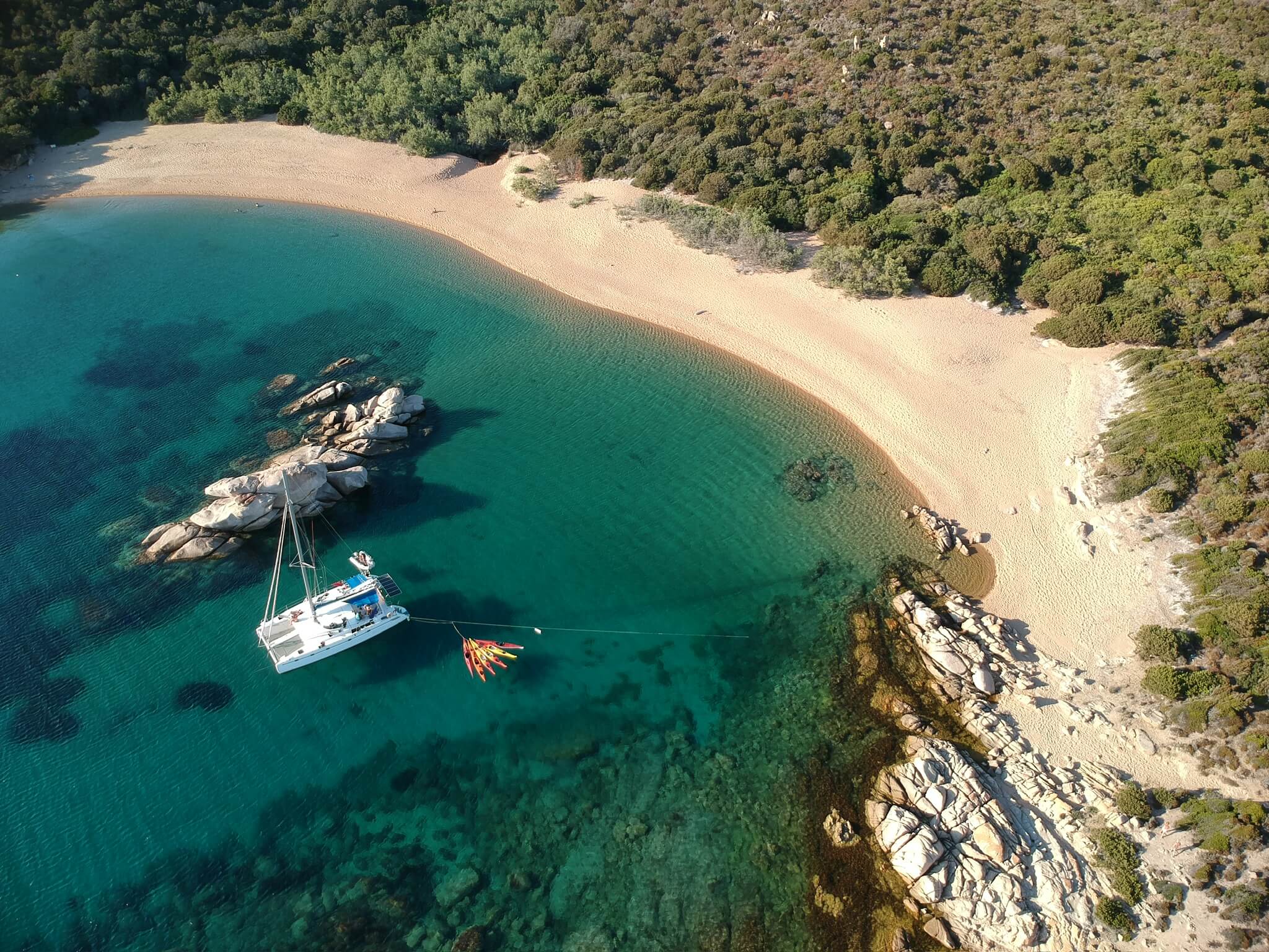 Katamaran in Bucht Korsika